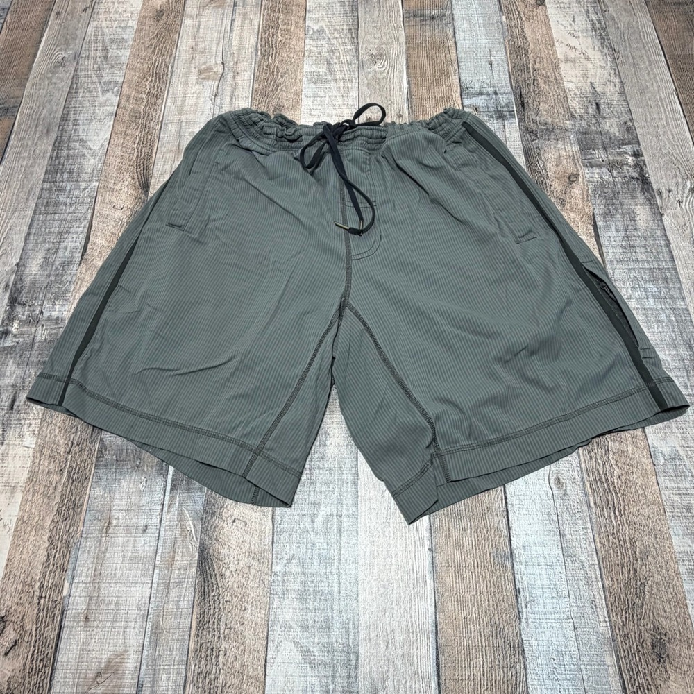 Lululemon Athletic Shorts Mens Medium Gray Pinstripe Mesh Pockets Gym 0703